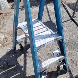 Good Condition Fiberglass And Aluminum 4ft Ladder 40$