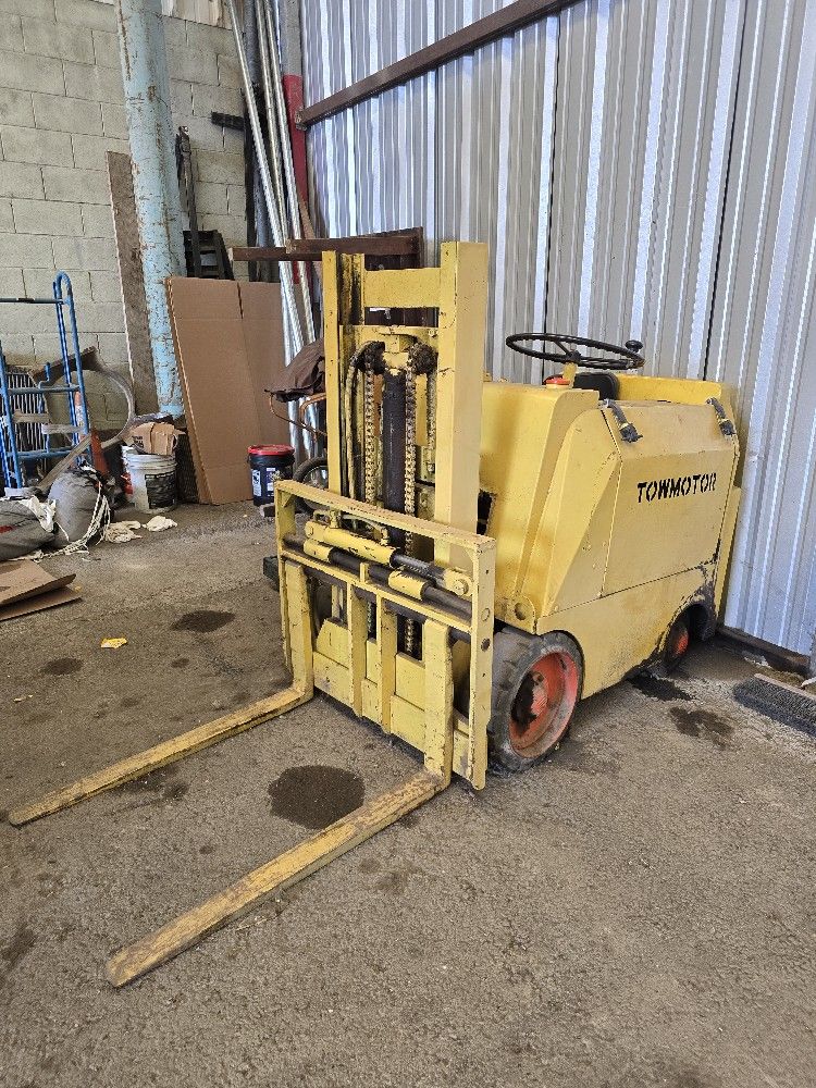 TOWMOTOR FORKLIFT