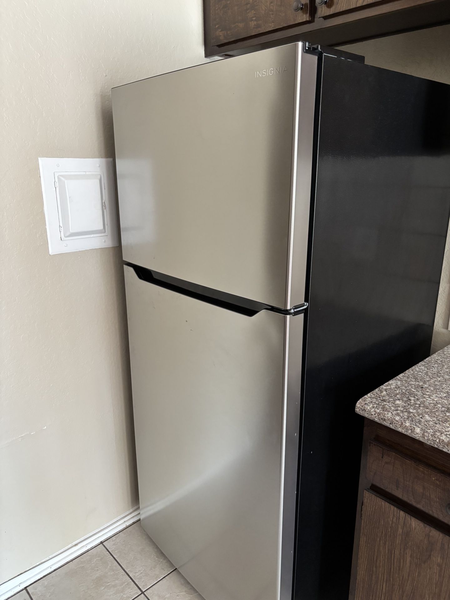 Insignia Refrigerator & Freezer
