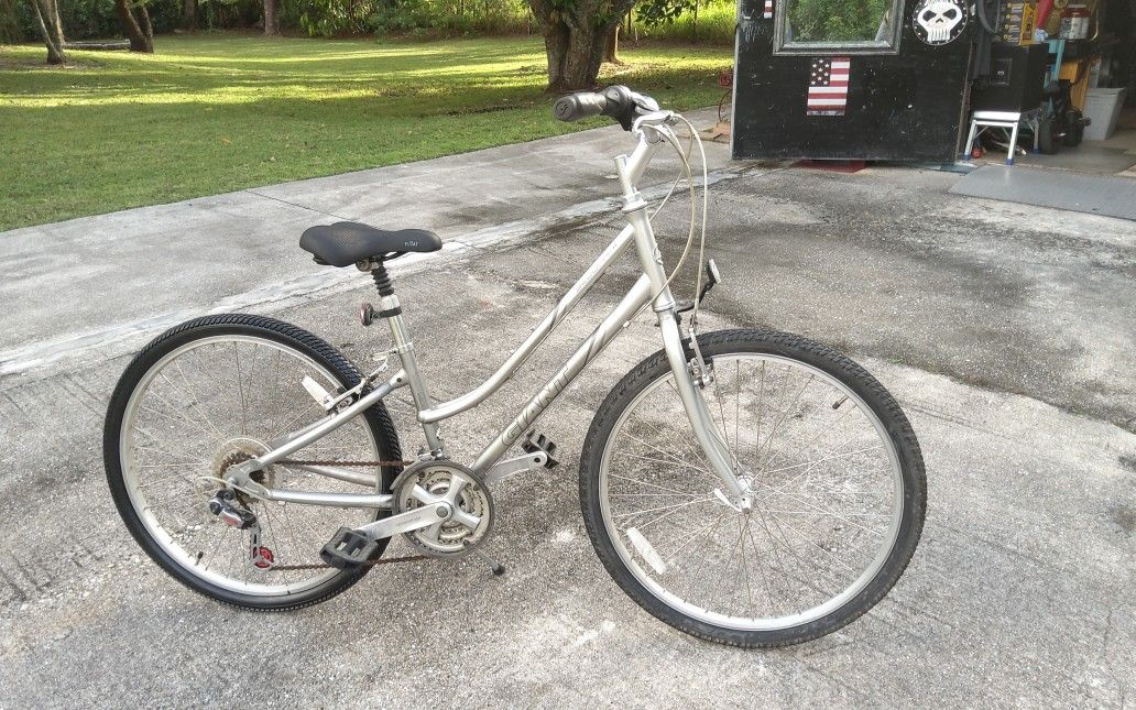 Giant Sedona cruiser style bike 26 inch wheels 14 inch frame