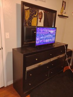 Drawers with mirror