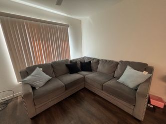 Large Gray L-Shaped Sectional Sofa – Excellent Condition