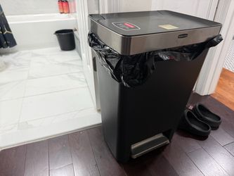 Rubbermaid kitchen Garbage can