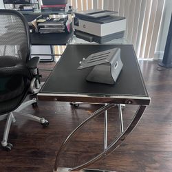 Modern Glass Top Computer Desk – Excellent Condition