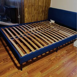 Base de cama matrimonial buena / queen bed frame good condition/ in Salina’s ca