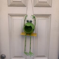 Swinging Froggy Solar Hanging Buddy 