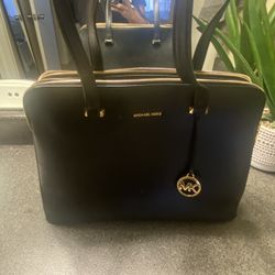 MK PURSE. NEW NEVER USED 