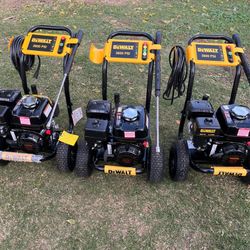 DEWALT 3600 PSI 2.5 GPM Gas Cold Water Professional Pressure Washer with HONDA GX200 Engine
