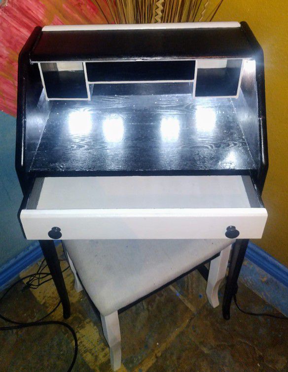 MUST SELL!  Perfect Sized Lighted Desk & Small Bench