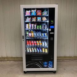 VENDING MACHINE WITH CREDIT CARD READER 