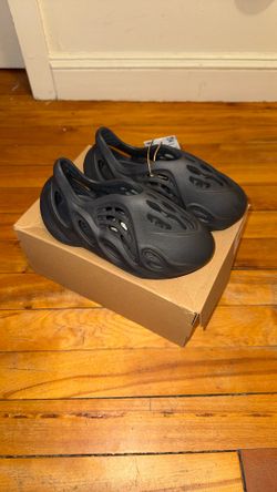 BRAND NEW KIDS YEEZY FOAM RUNNER SIZE 10K