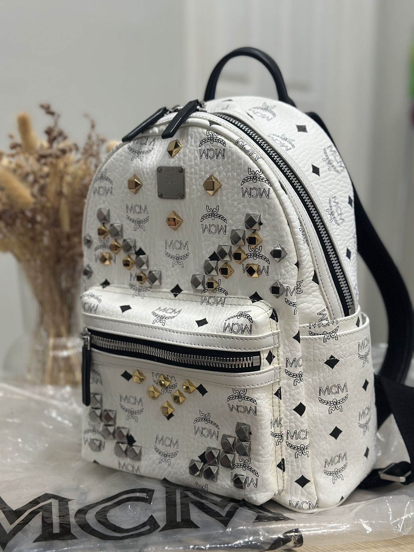 ✨Authentic MCM Stark Mini Backpack – White Visetos✨
