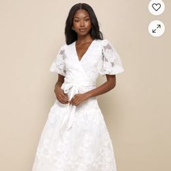 Brand New Woman’s Lulus brand. White Blissful Charisma Floral Lurex Puff Sleeve Dress Up For Sale