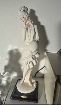 Giuseppe Armani figure