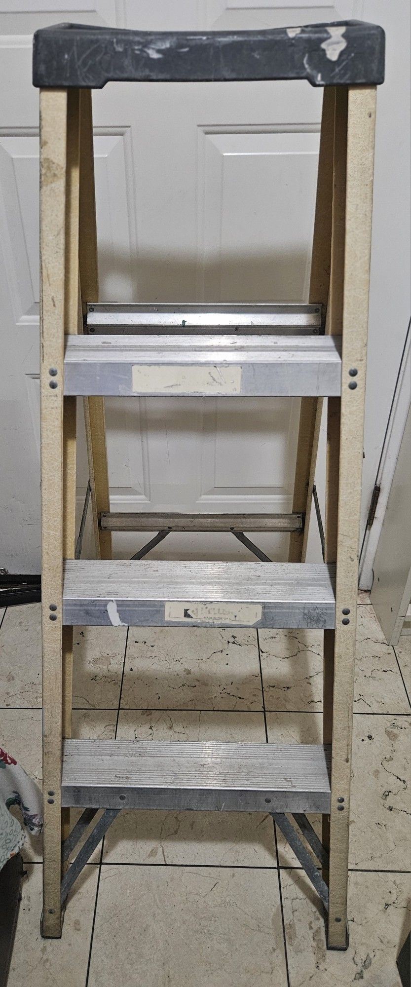 4 foot fiber glass ladder