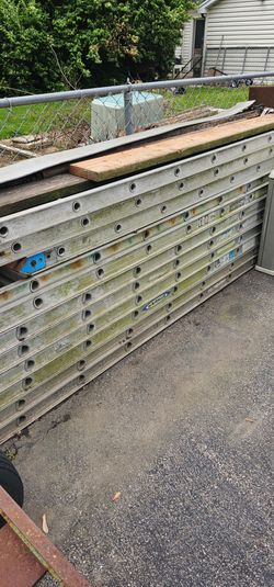 Aluminium extension ladders