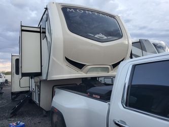 2019 Montana.40ft luxury 5th wheel trailer king bed 5slides delivered