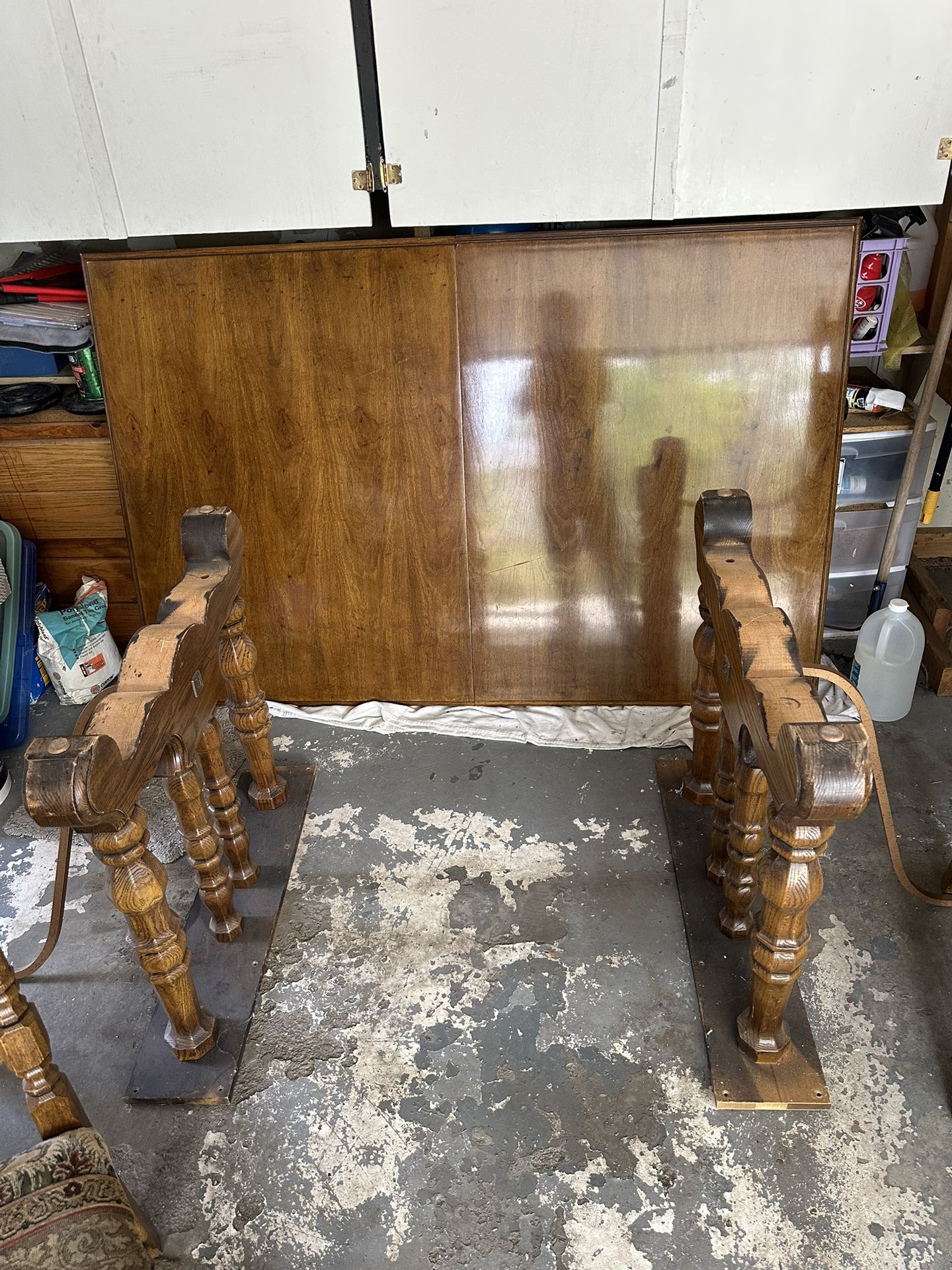 Free Thomas Ville Table and Chairs