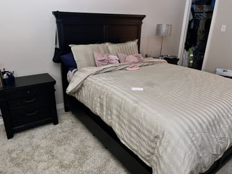 Elkhart Queen Bed Set