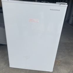 Insignia Mini fridge 2.6 Cu Ft