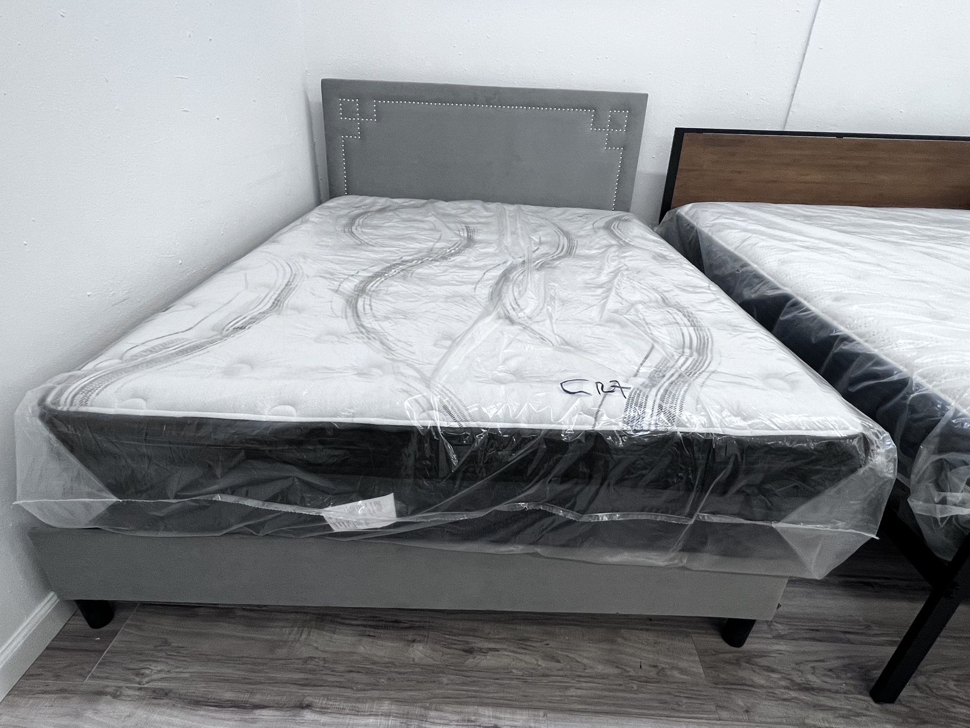 New ⭐️ Hotel Luxury Queen Size Hybrid Mattress. Excellent Quality And Comfort. ⭐️ Shop With $0 Down Financing ⭐️ Same Day Delivery ⭐️