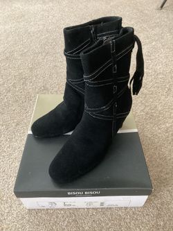 Bisou Bisou black suede boots