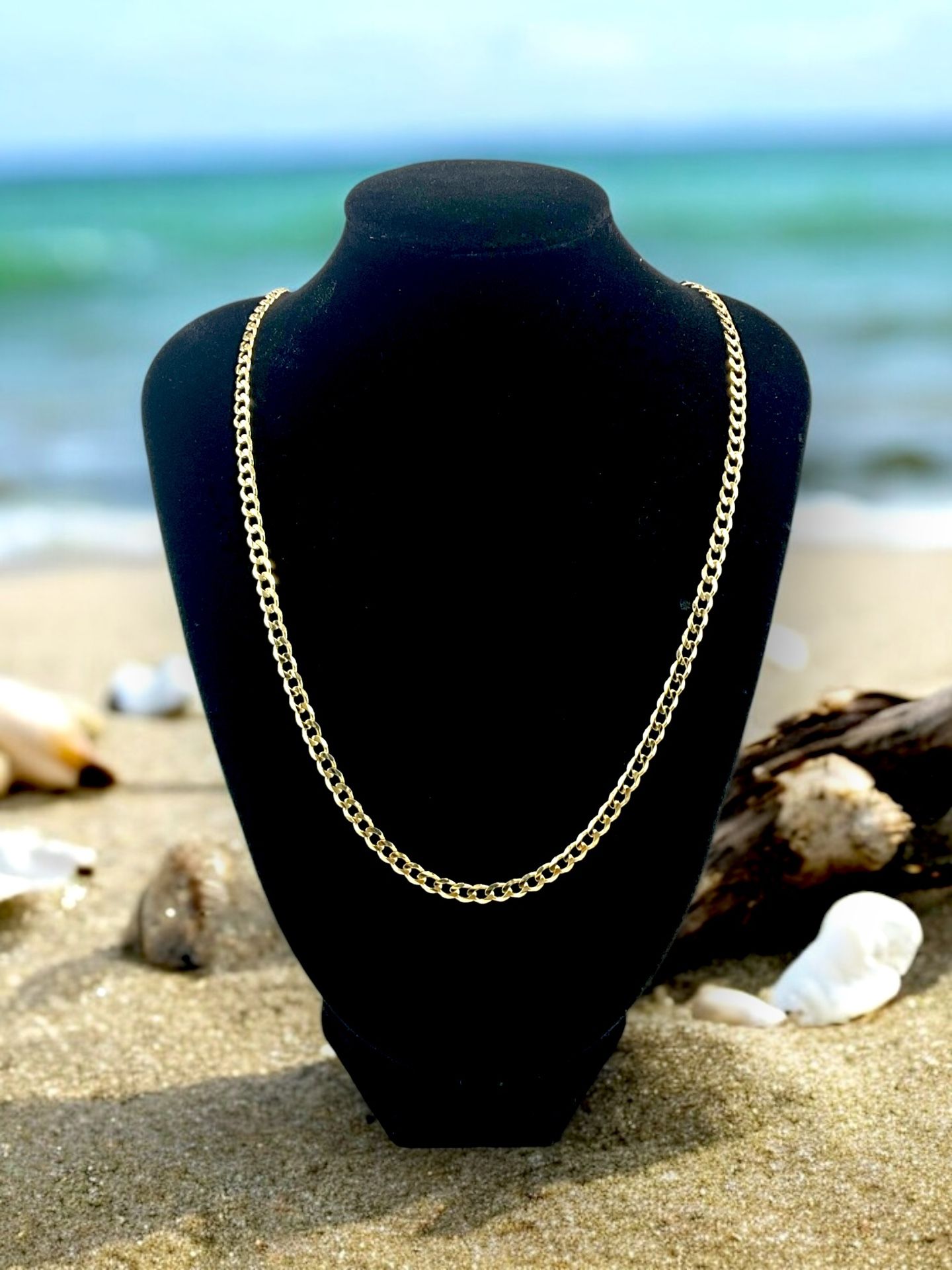 10kt 12.30g Yellow Gold Curb Link Chain.