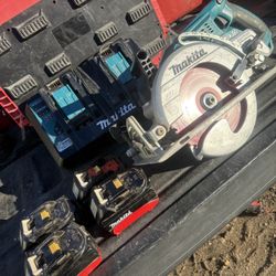 Makita skilsaw + 4 18v 5.0 batteries And Charger
