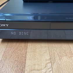 Sony BDP-300 Blu-ray Player, 5.1 analog HD 1080 . Blu-Ray, CD . With Remote and power cord