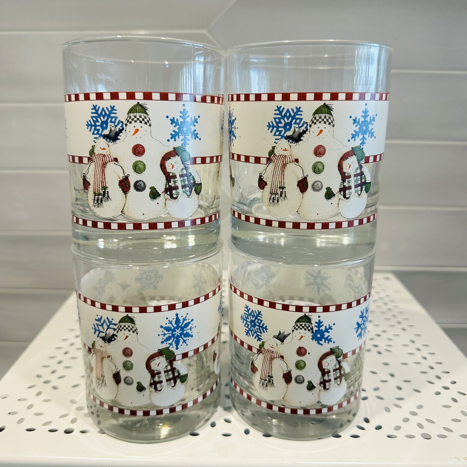 Set of 4 Vintage Debbie Mumm Christmas snowman family glasses.  12 oz, 4” tall. Bright and shiny.