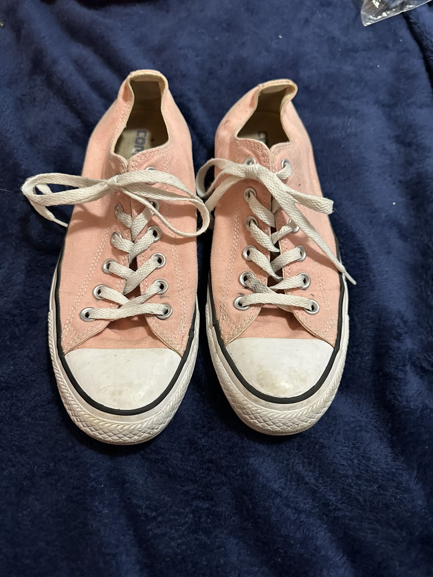 Woman’s Converse Size 9
