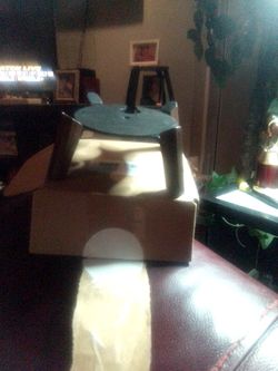 Desk top speaker table