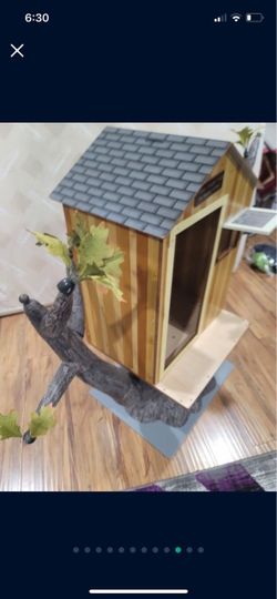 American Girl Tree House  Kit's Tree House Doll House, no fence on porch Very good condition except few corners due to age of it just missing hanging 