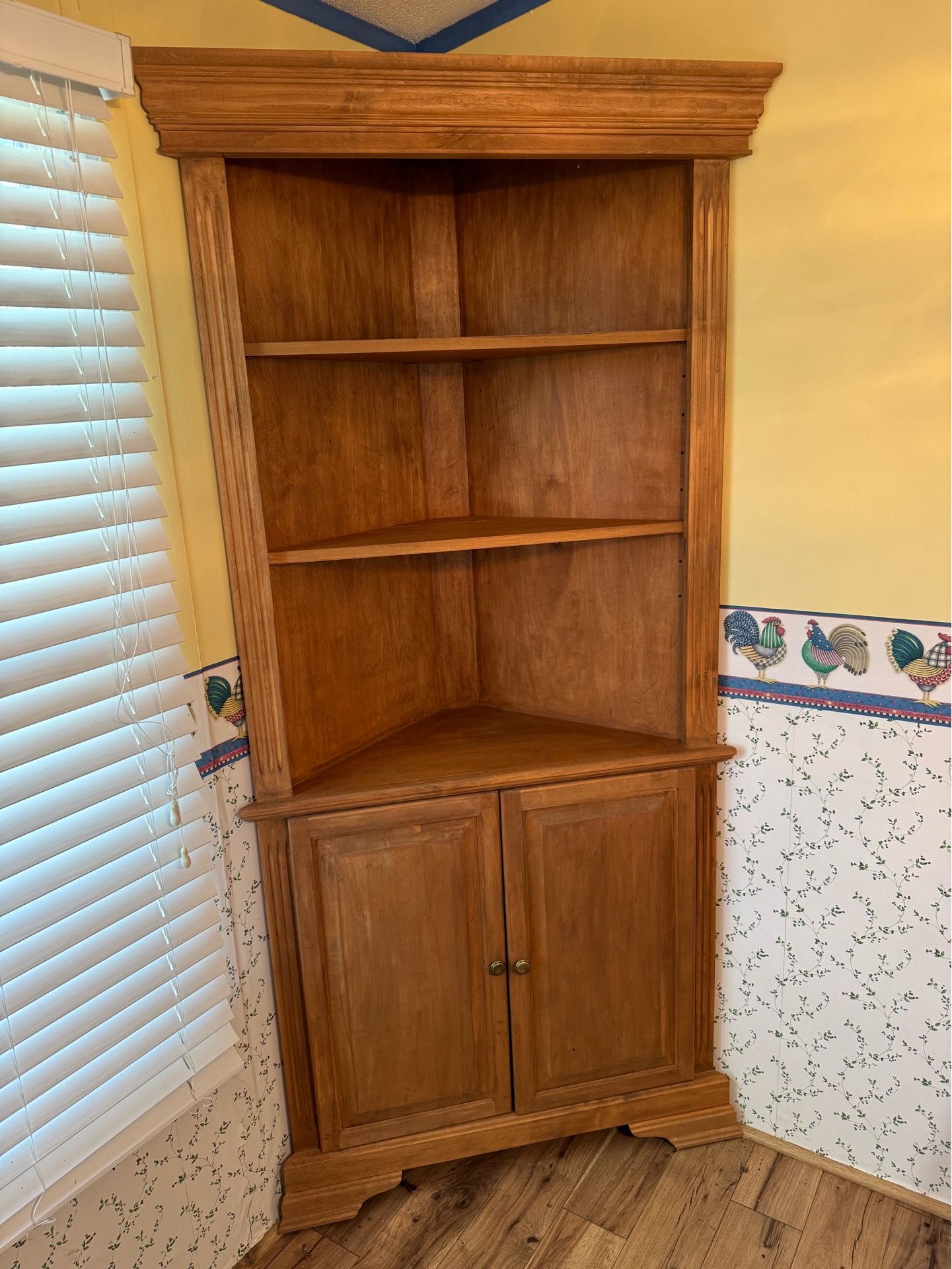 Corner cabinet