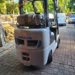 Forklift Nissan  6000 Libras 