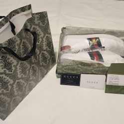 Gucci Men's Ace sneaker with bee Size 9.5-10 