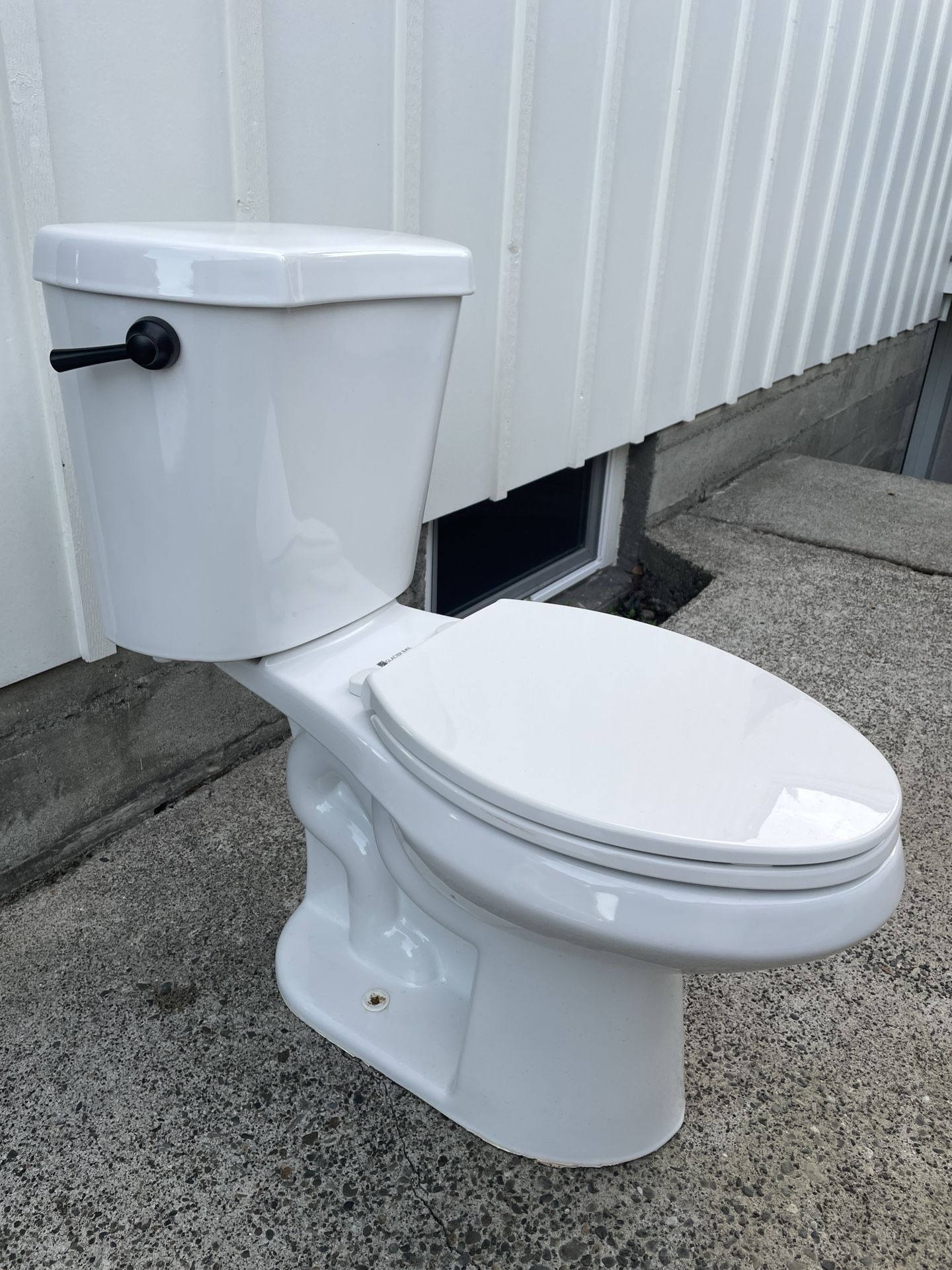 Toilet With Soft Close Seat