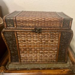 Vintage Woven Wicker & Wood Storage/Sewing Box | Swing Latch Hook | Jewelry Treasure Box🪡🧵🧶