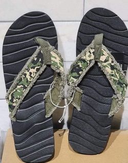 Men's Camo Flip-flops $2 each

(one available in size Small 8/9, four available in size Medium 10/11 three available in size Large 12/13)