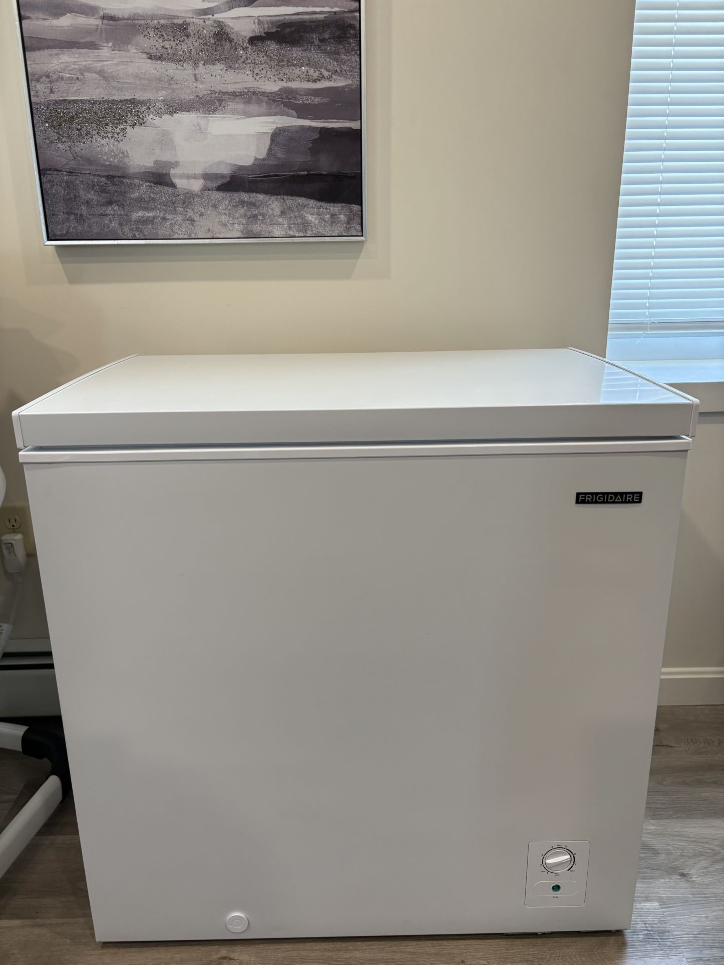 Frigidaire 7.0 Cu. ft. Chest Deep Freezer (Garage ready)
