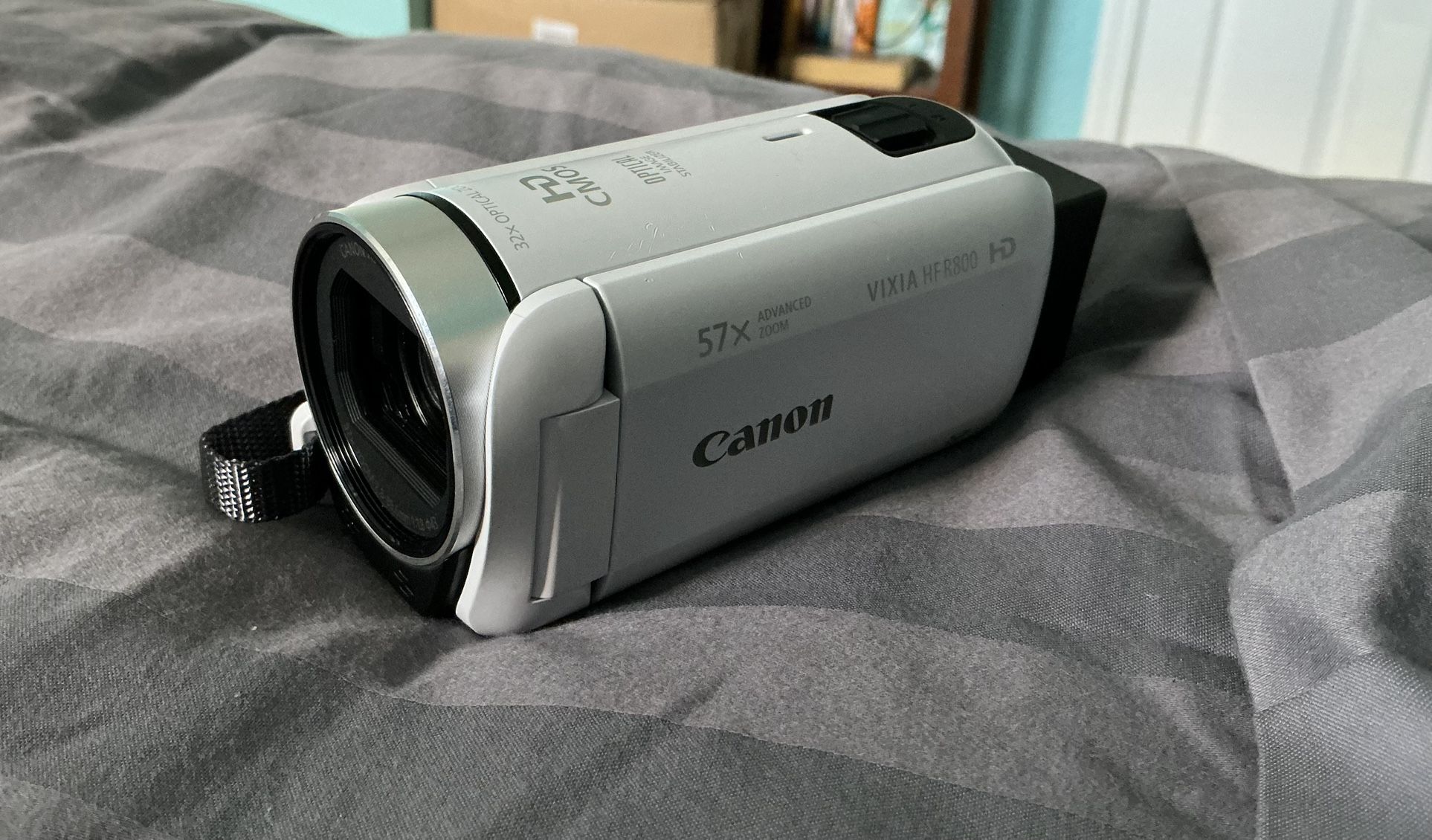Canon Vixia HF R800 HD Camera With Tripod