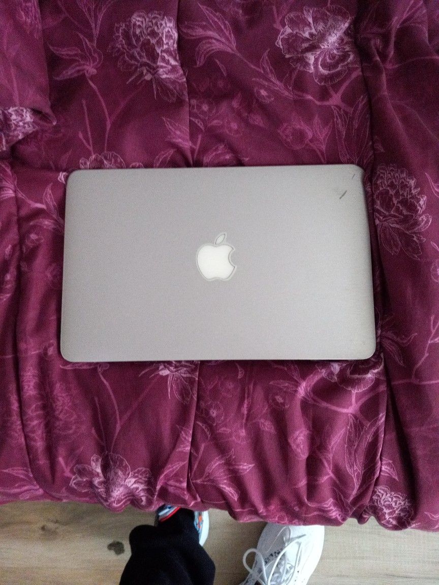 Apple MacBook Air Laptop Great Condition 