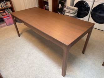 Beautiful extendable wood-grain dining table