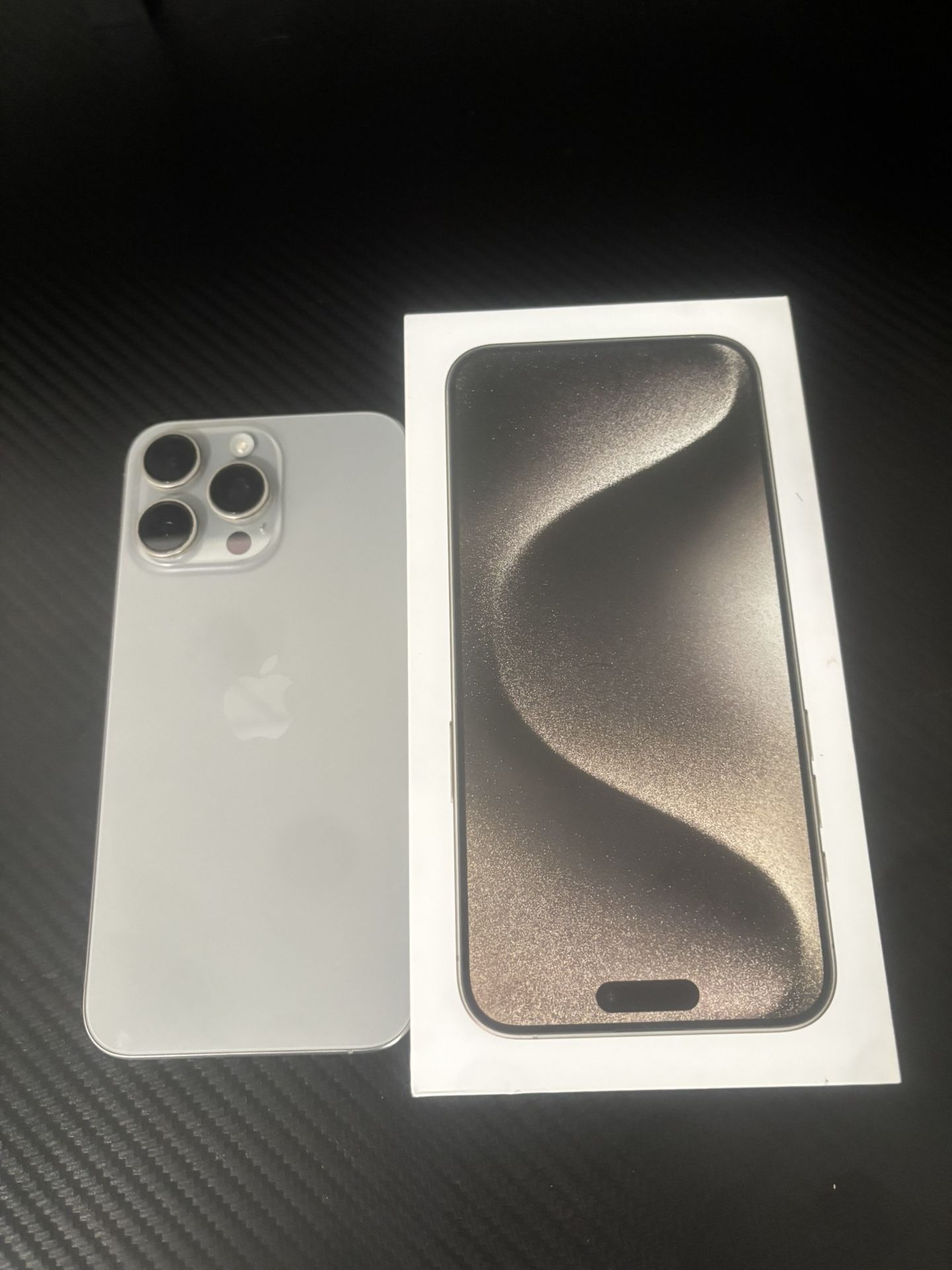 iPhone 15 Pro Max - Unlocked - 256GB