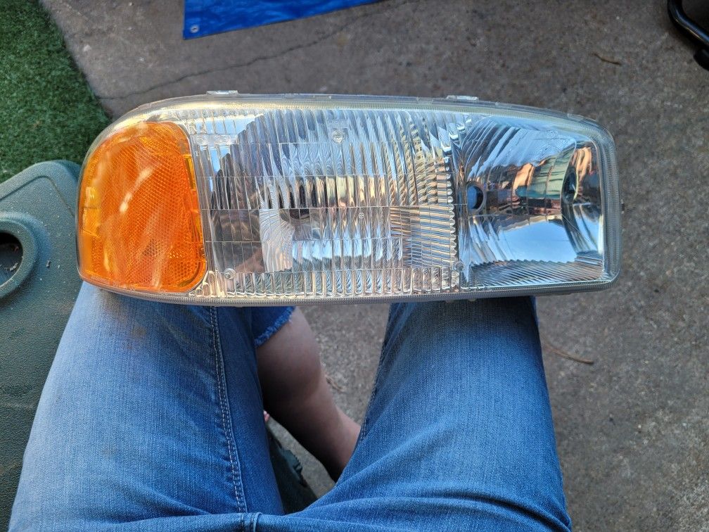 GMC Sierra Yukon Headlight Assembly 1(contact info removed)