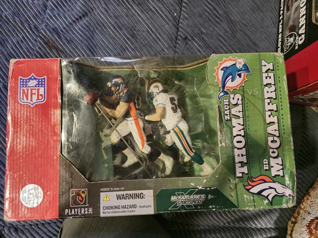 2003 NFL Miami Dolphins Zach Thomas VS Denver Broncos  Ed McCaffrey Figurine Collectibles 