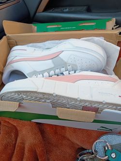 Women's Puma tennis shoes