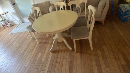 Free round table with 4 chairs
