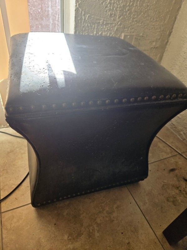 Free Stool Ottoman W. Storage