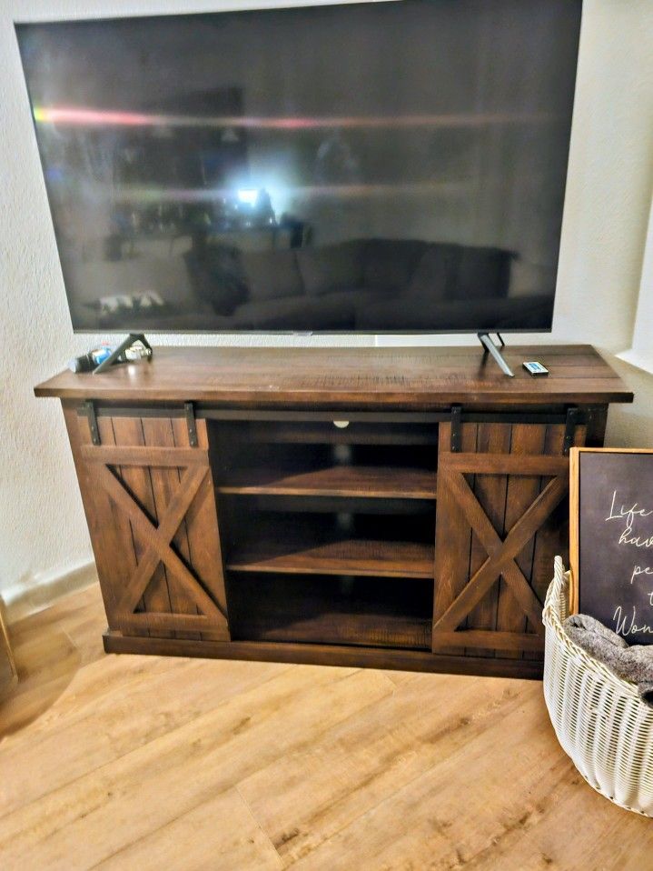 55 In S AMSUNG FLAT SCREEN AND TV STAND.